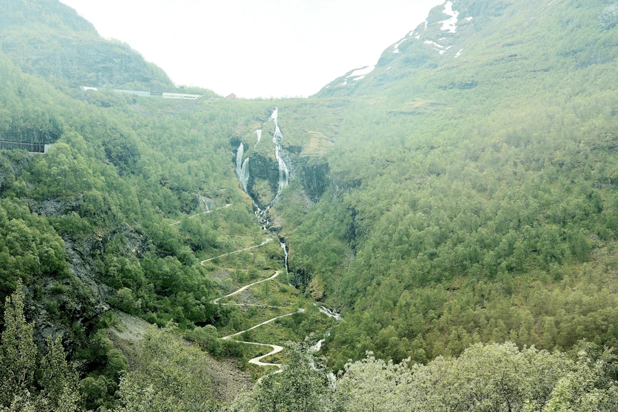 Une route sinueuse vers une cascade, dans la vallée de Flåm