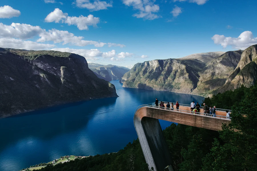 Visiteurs sur la plateforme de Stegastein, au-dessus du fjord