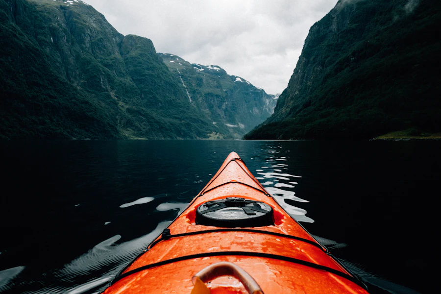Un canoë orange sur le fjord, près de Gudvangen