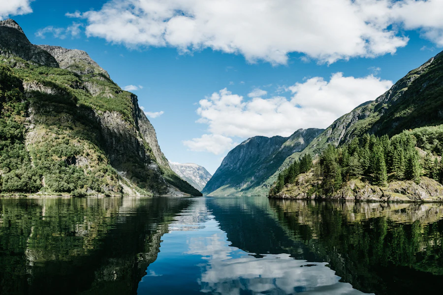 Le Nærøyfjord au pied des montagnes, à Gudvangen