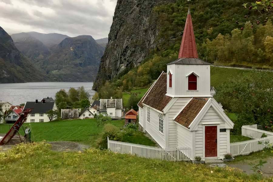Les maisons au bord du fjord, à Undredal