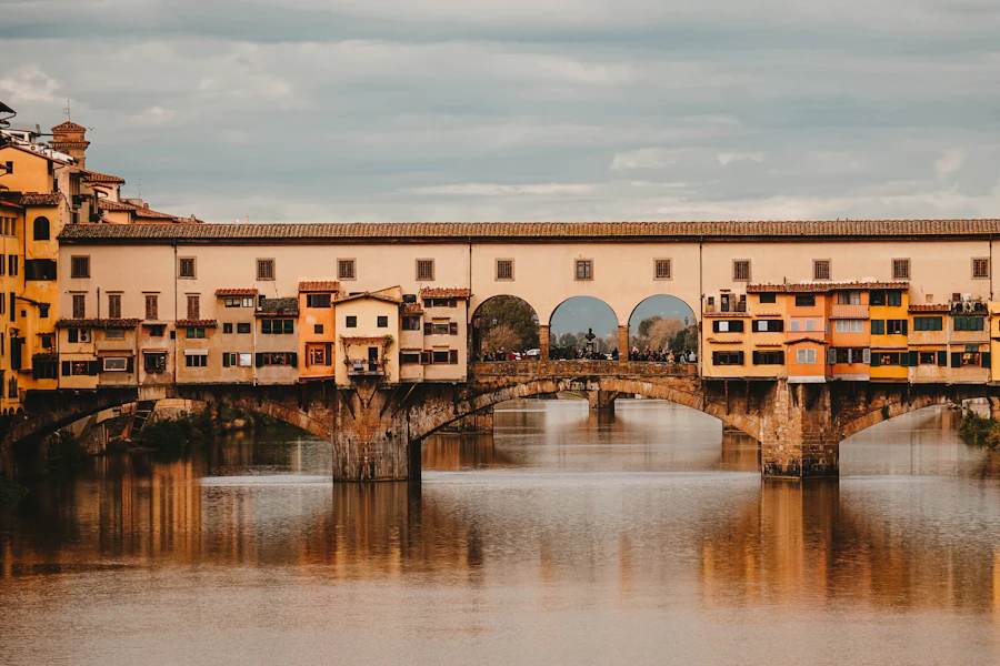 Le ponte Vecchio et ses boutiques au-dessus de l'Arno