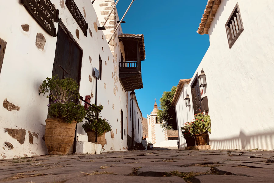 Une rue pavée bordée de maisons blanches à Betancuria