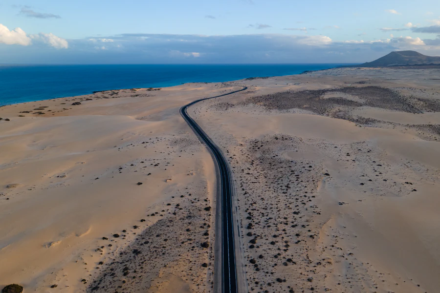 La route des dunes de Corralejo au bord de la mer