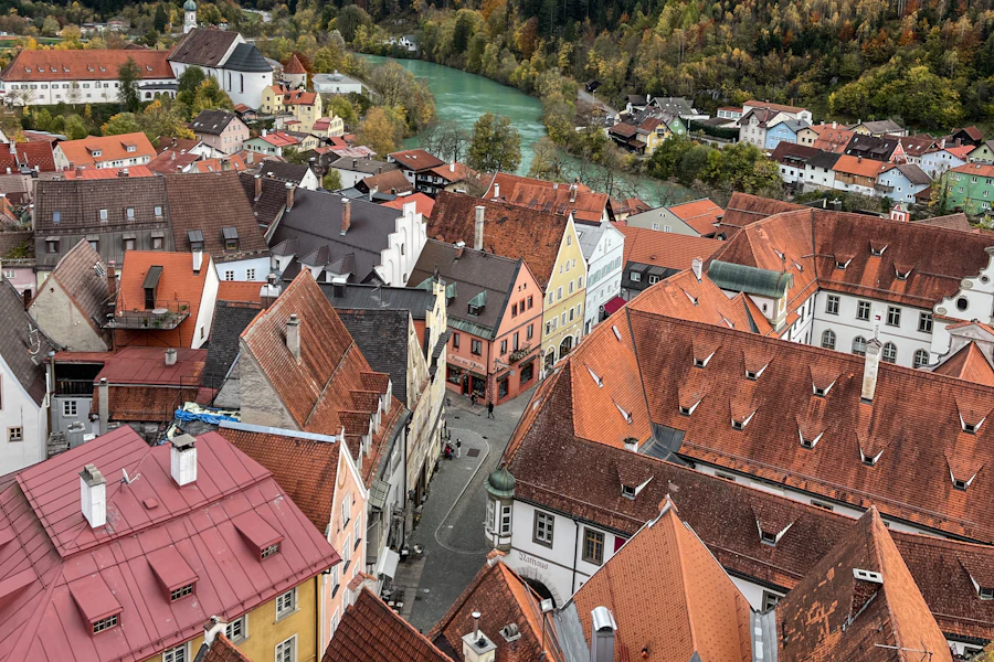 Les toits de Füssen au pied des Alpes