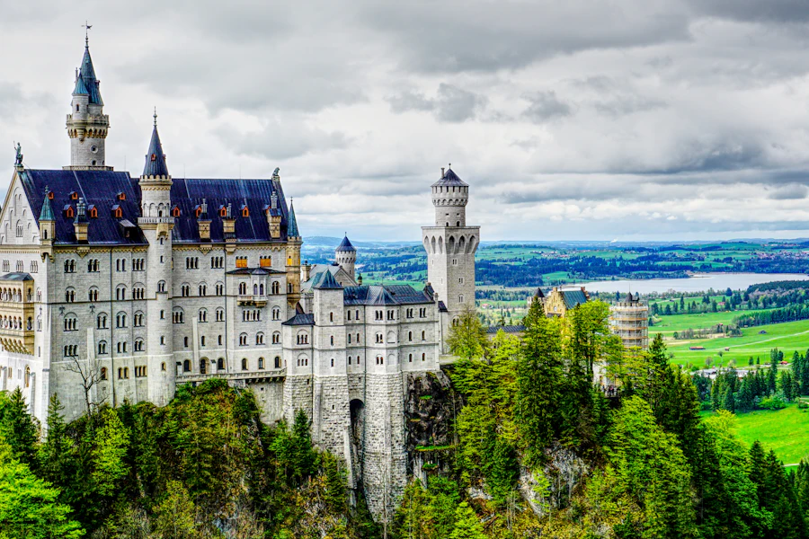 Le château de Neuschwanstein et ses tours blanches