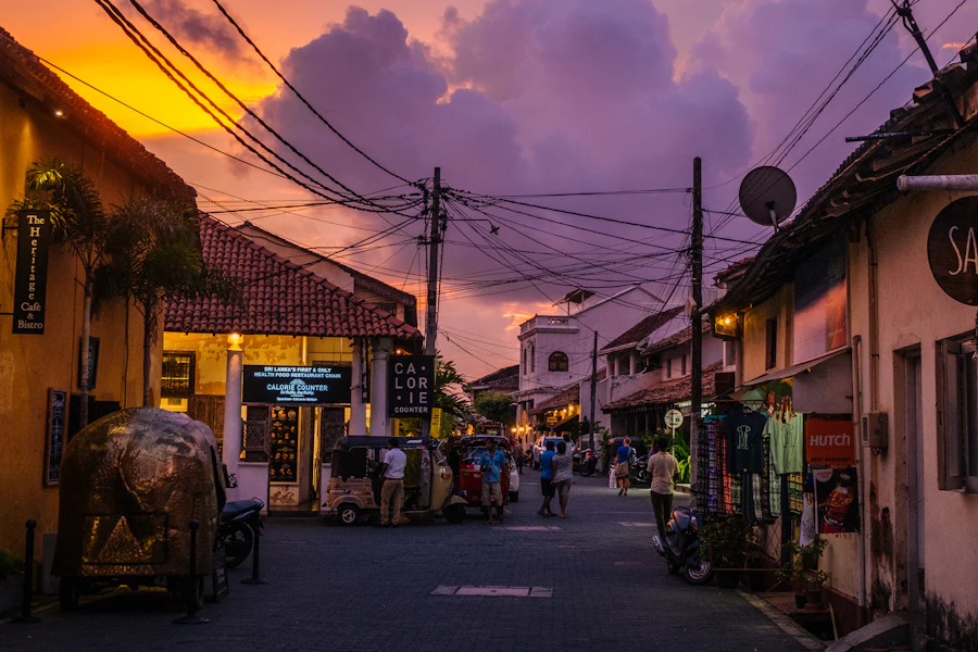 Une rue du fort de Galle au crépuscule