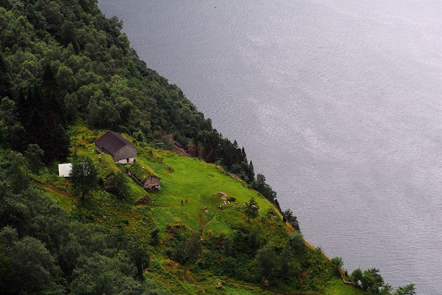 La ferme de Skageflå accrochée à la falaise