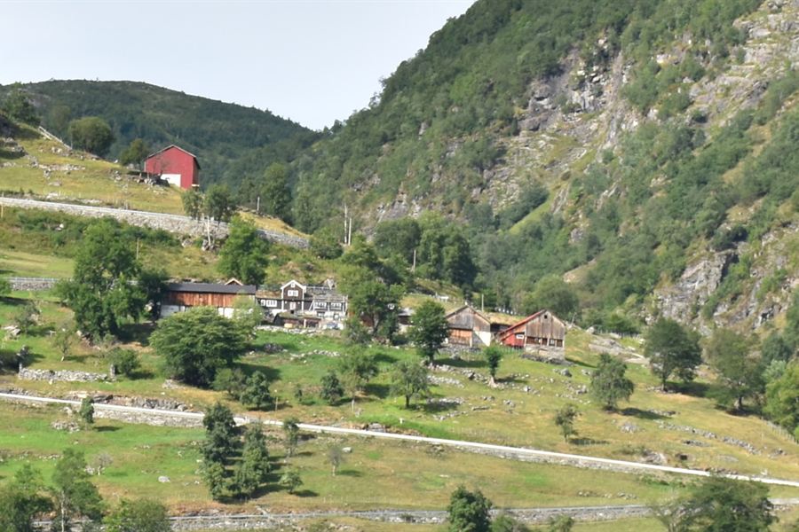 Une ferme entre les lacets de la route des Aigles