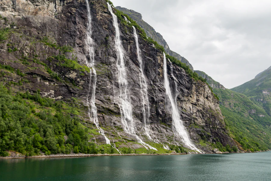 Les cascades des Sept Sœurs tombant dans le fjord