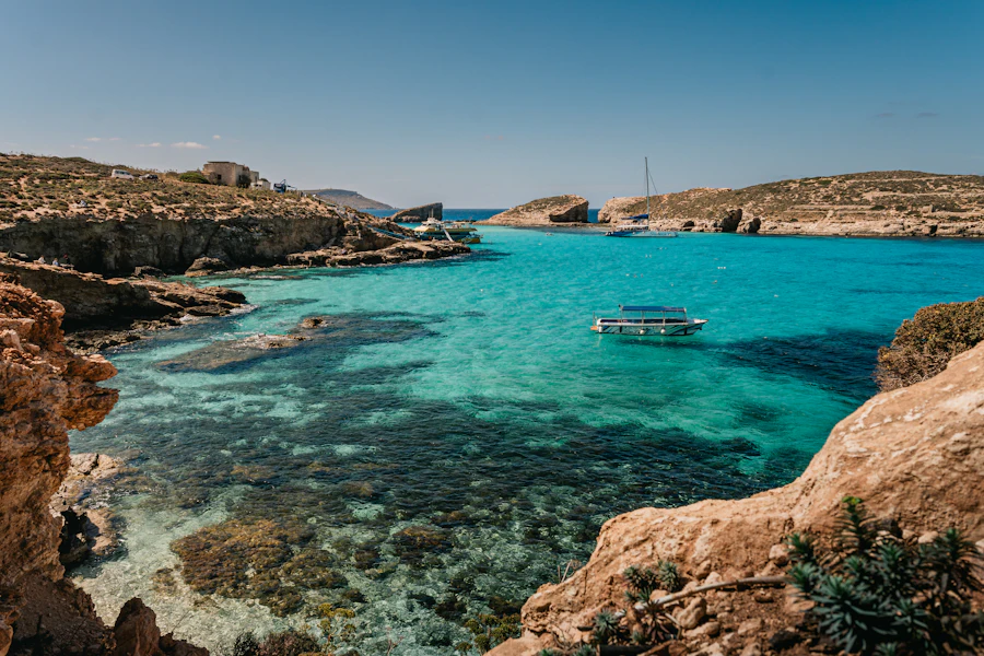 Un bateau dans l'eau turquoise du Blue Lagoon de Comino