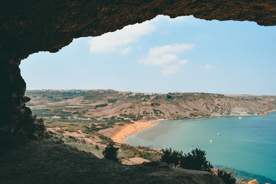 La baie de Ramla vue depuis une grotte de la falaise