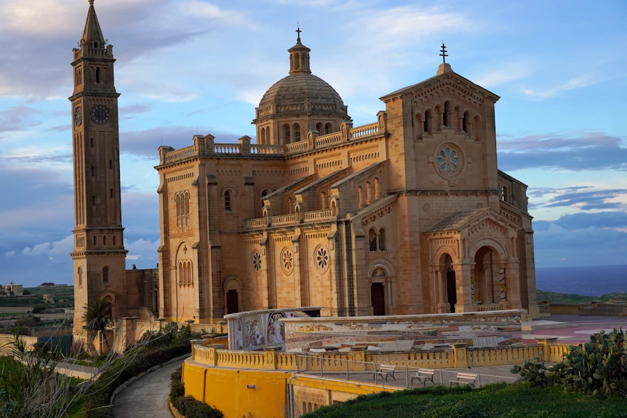 La basilique de Ta' Pinu au milieu des champs