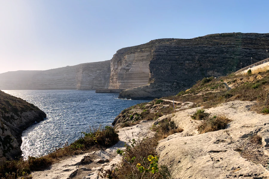 Les rochers et l'eau claire de la baie de Xlendi