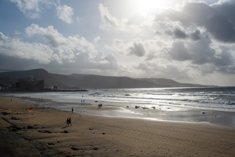 Promeneurs sur la plage de Las Canteras, à Las Palmas
