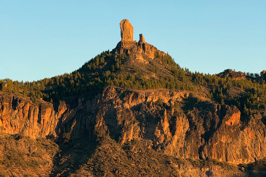 Le monolithe du Roque Nublo au sommet de la montagne