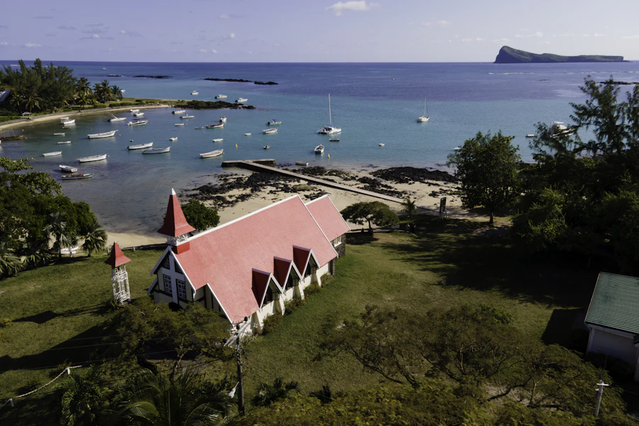 La chapelle au toit rouge de Cap Malheureux, vue du ciel
