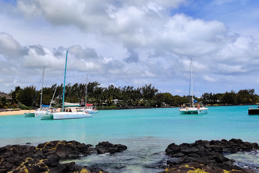 Des bateaux au mouillage dans le lagon de Grand Baie