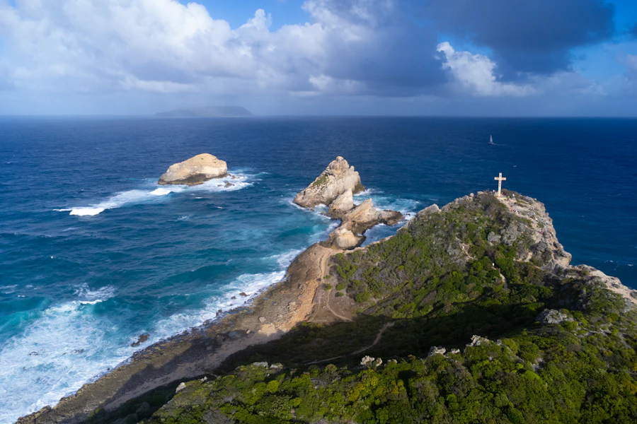 La pointe des Châteaux et ses falaises face à l'Atlantique, à Saint-François