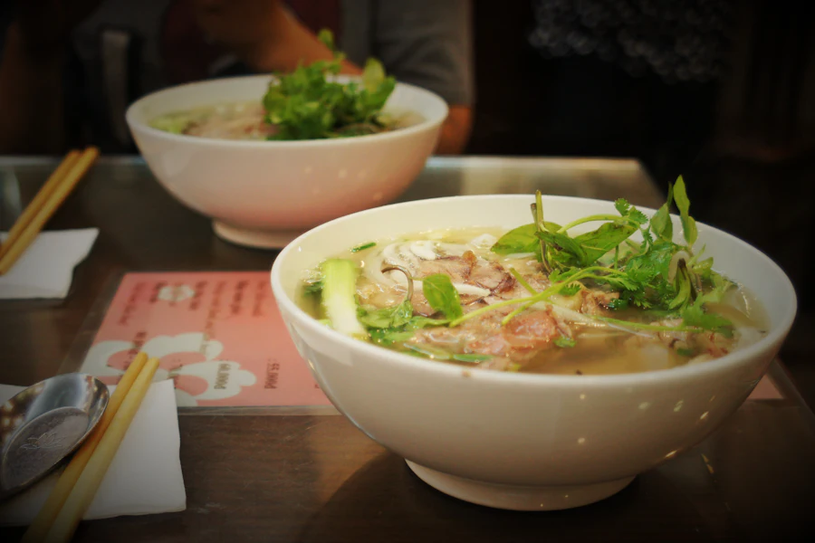Des bols de cuisine vietnamienne sur une table à Hanoï