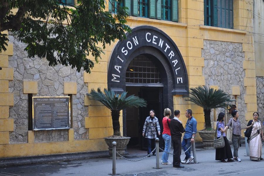 L'entrée de la prison Hoa Lo