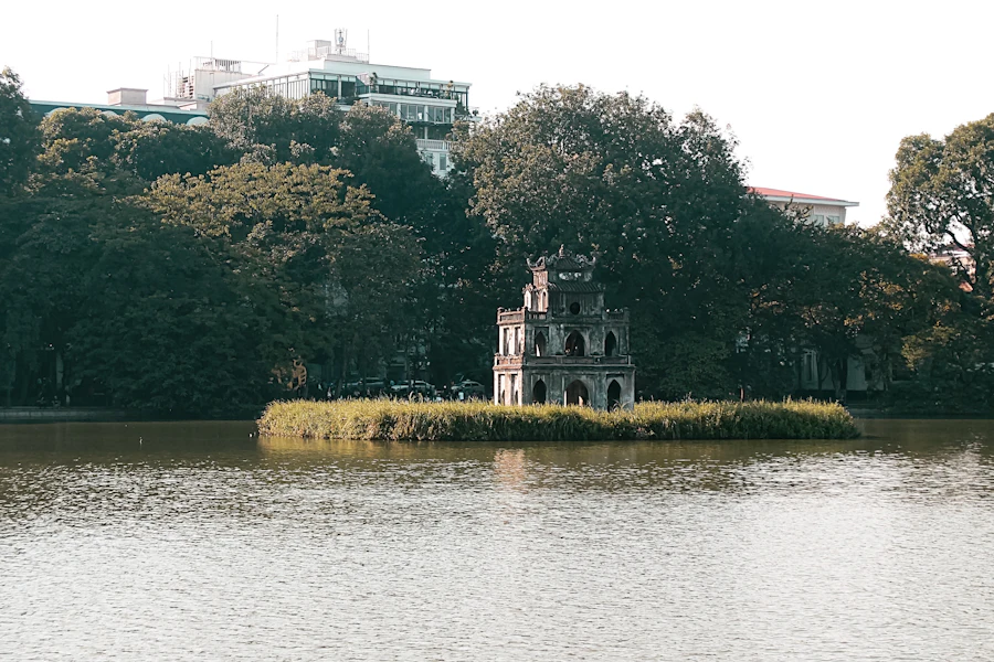 La tour de la Tortue au milieu du lac Hoan Kiem
