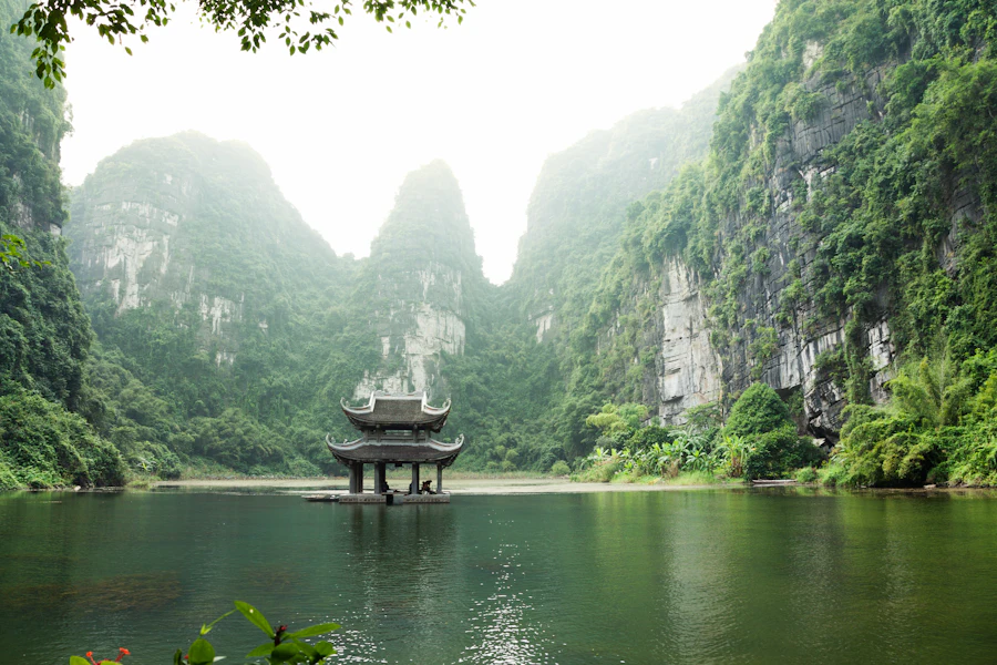 Une pagode entre l'eau et les pitons calcaires de Ninh Binh