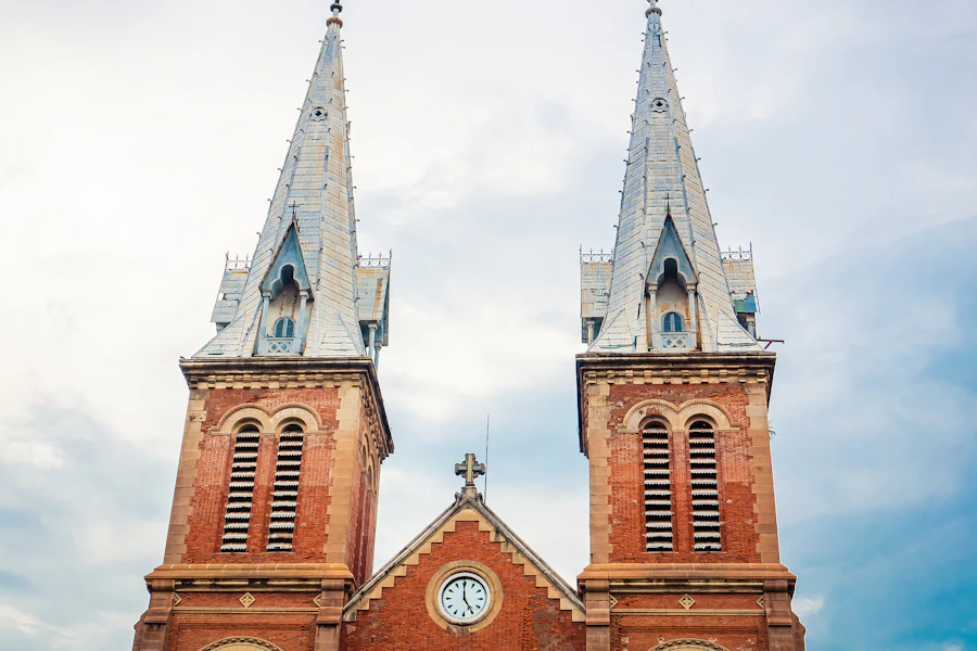 Les deux clochers de la cathédrale Notre-Dame de Saïgon