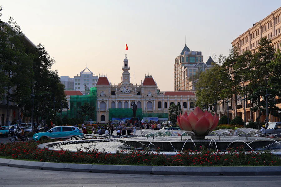 L'hôtel de ville au bout de l'esplanade Nguyen Hue