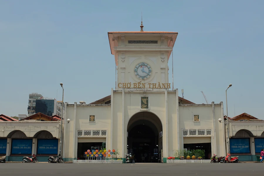La tour de l'horloge à l'entrée du marché Ben Thanh