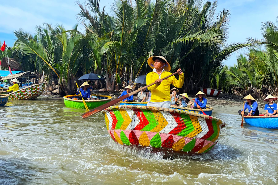 Bateaux-paniers ronds entre les palmiers d'eau de Bảy Mẫu