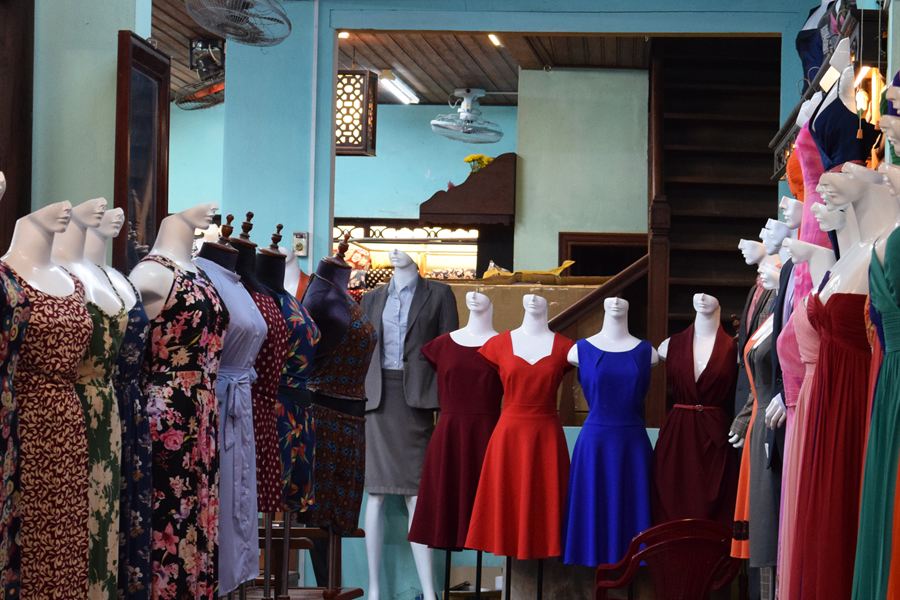 Robes et costumes chez un tailleur de Hoi An