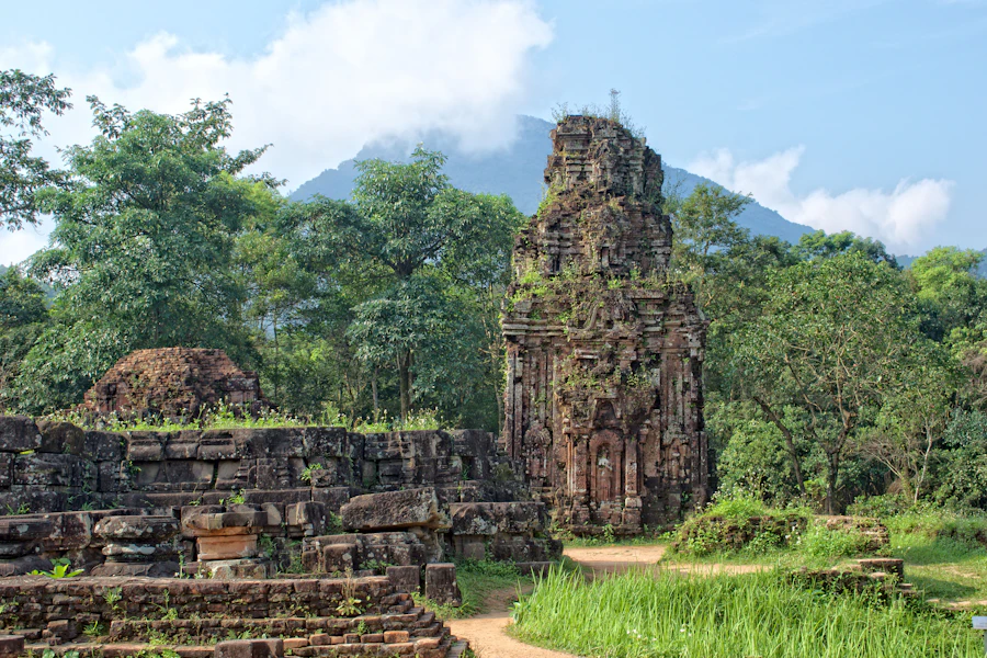 Des tours de brique cham au milieu de la végétation, à Mỹ Sơn