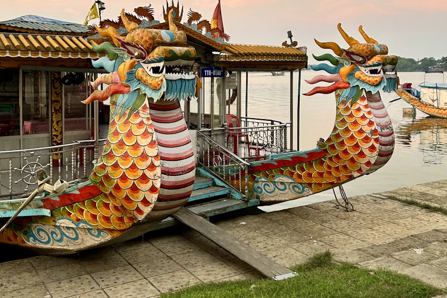 Un bateau-dragon sur la rivière des Parfums