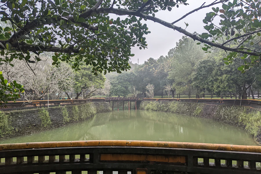 Le lac et un pavillon du tombeau de Tu Duc