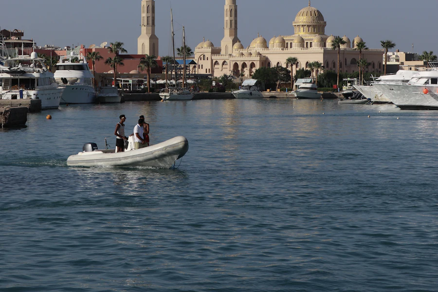 La mosquée El Mina et ses deux minarets, au bord du port