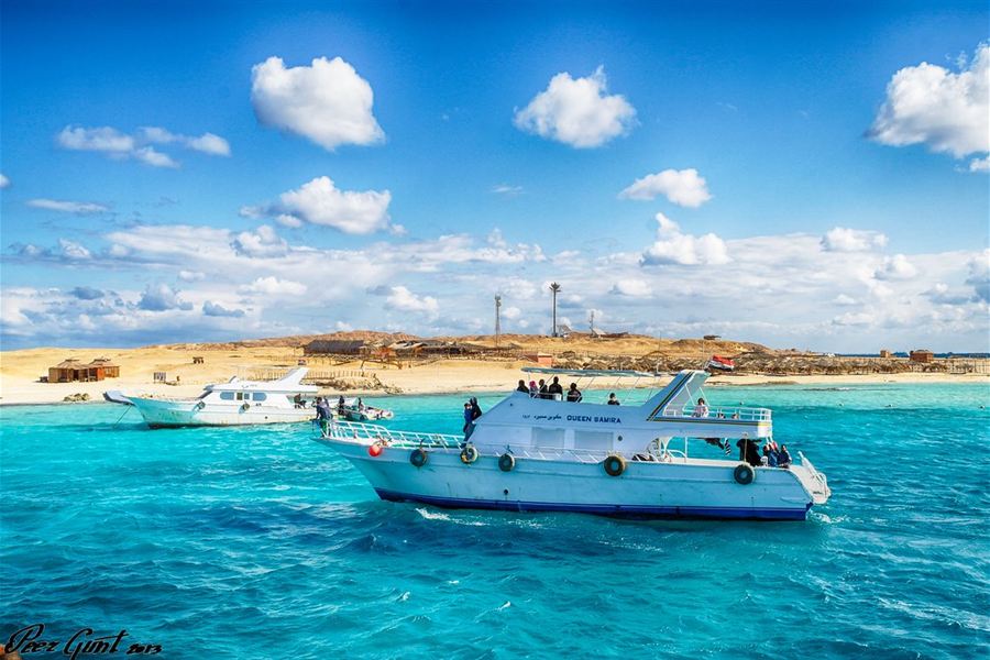 Un bateau au large des îles Giftun