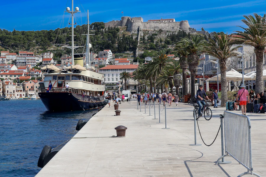 La forteresse espagnole au-dessus du port de Hvar