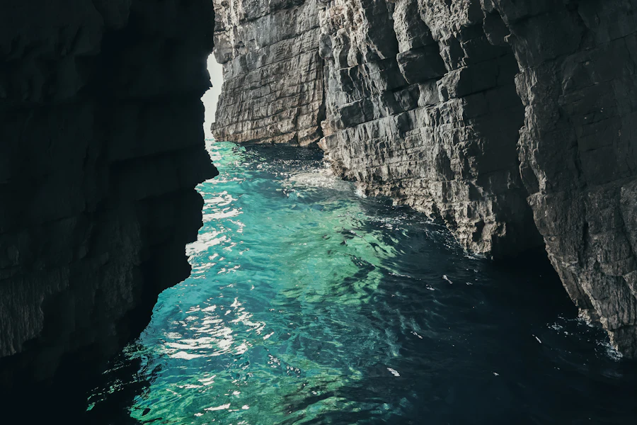 La côte rocheuse de Biševo, l'île de la Grotte bleue