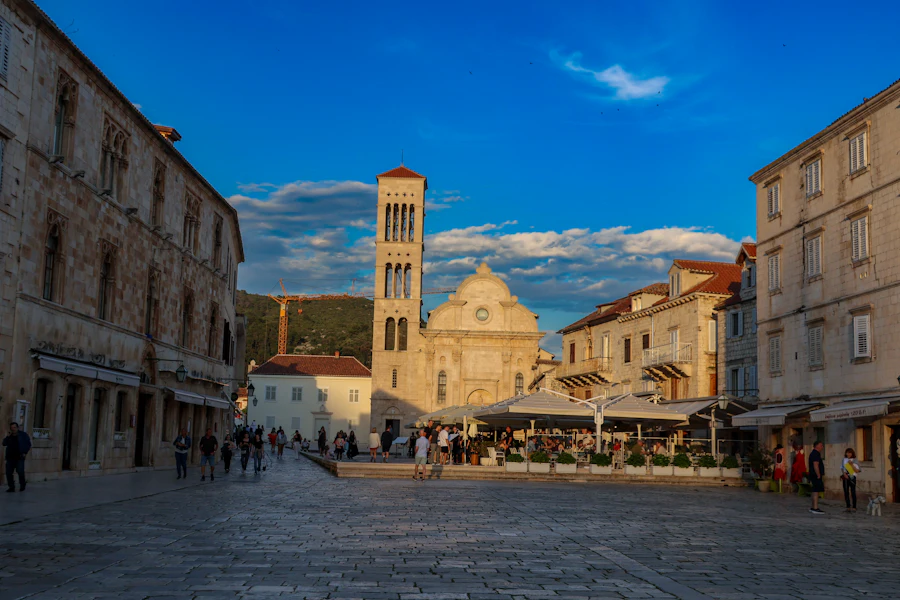 La grande place et la cathédrale Saint-Étienne de Hvar