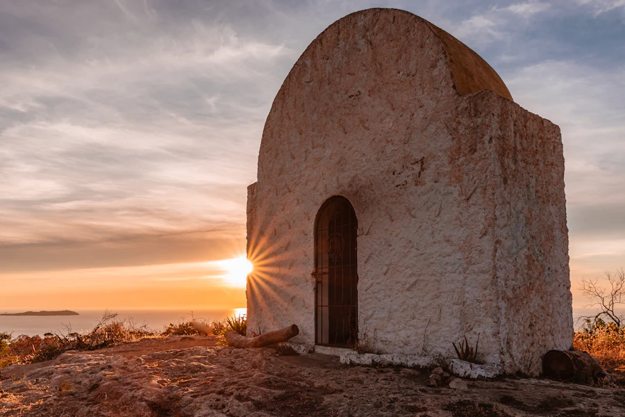 La petite chapelle du bord de mer de Sant Antoni au coucher du soleil