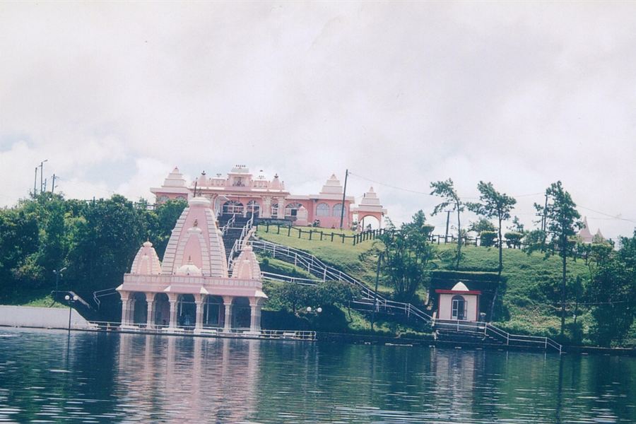 Le temple de Grand Bassin au bord du lac
