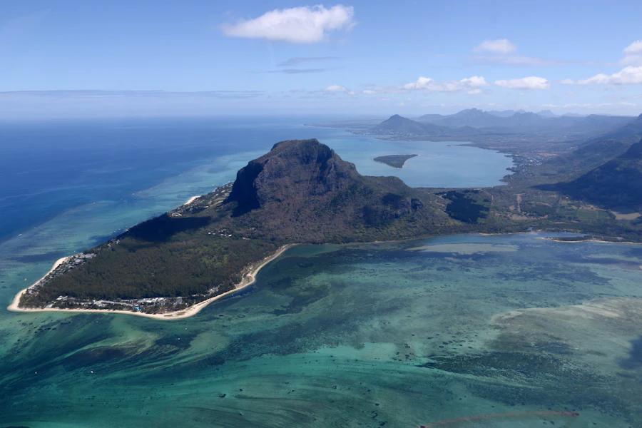 Le Morne Brabant dominant son lagon, vu du ciel