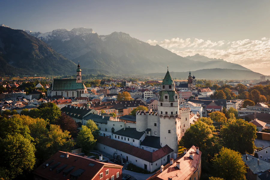 Les toits de Hall in Tirol au pied des montagnes