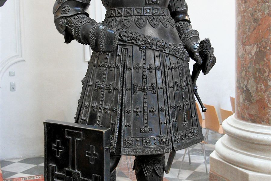 Une statue de bronze du tombeau de Maximilien à la Hofkirche