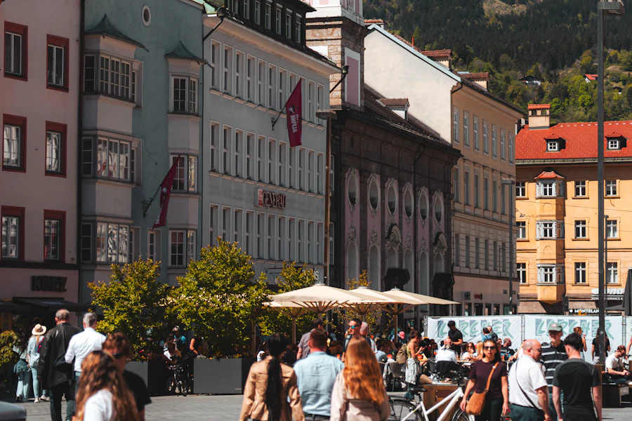 La tour de la ville et les façades de la vieille ville d'Innsbruck