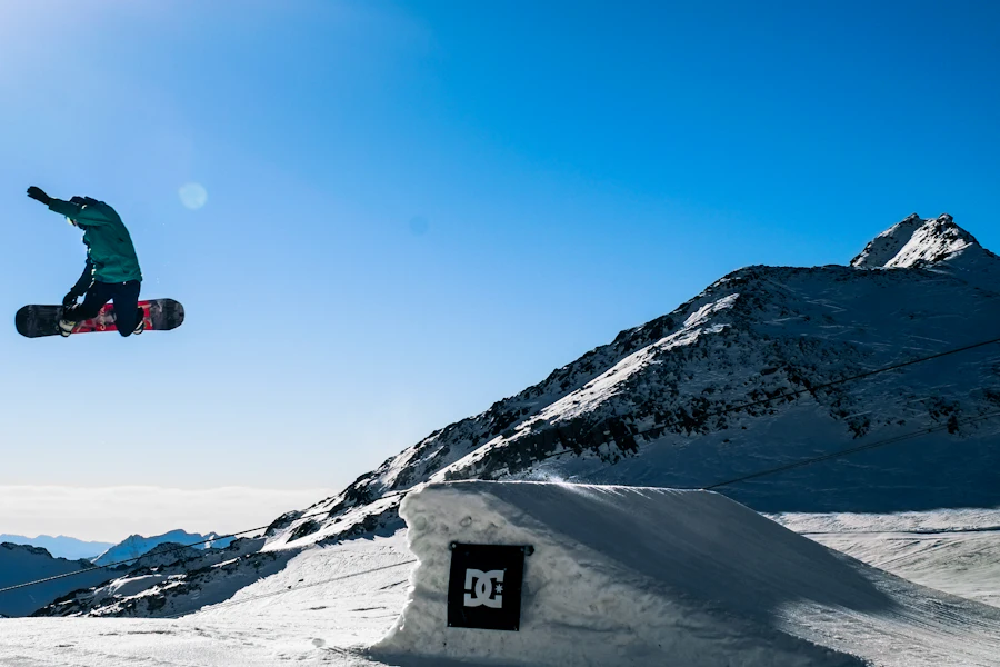 Un snowboardeur sur les pistes de la vallée du Stubai