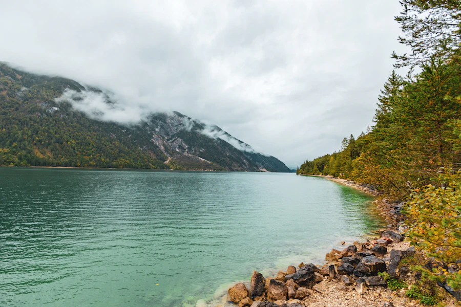 Les eaux turquoise du lac d'Achensee sous les montagnes