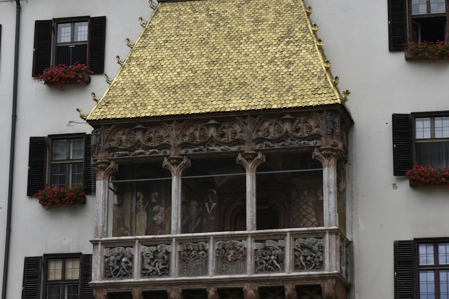 Le balcon gothique du Petit Toit d'or et ses tuiles de cuivre doré