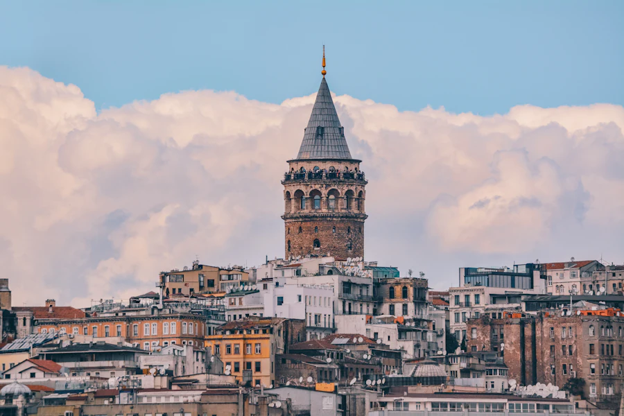 La tour de Galata au-dessus des toits de Beyoğlu